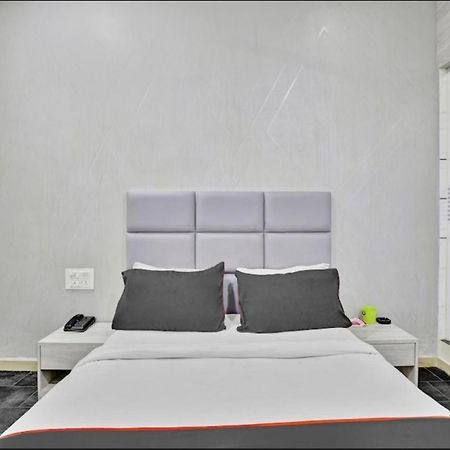 Hotel Unicorn, スーラト エクステリア 写真