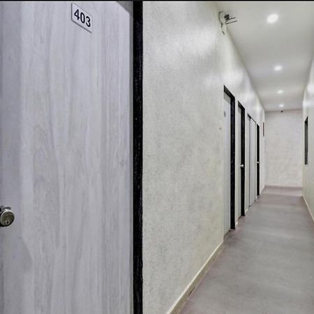 Hotel Unicorn, スーラト エクステリア 写真