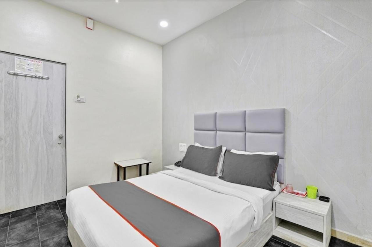 Hotel Unicorn, スーラト エクステリア 写真