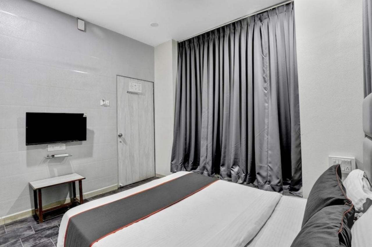 Hotel Unicorn, スーラト エクステリア 写真